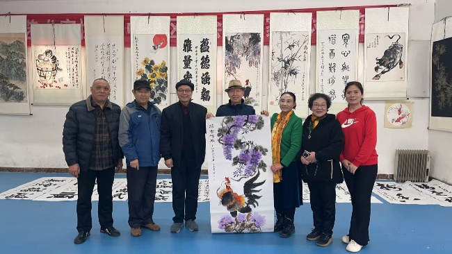 陈香梅世界艺术家协会书画笔会在京举行 17位名家挥毫共绘艺术盛宴     2025年10月8日上午10时，由陈香梅世界艺术家协会主办的“书画艺术交流笔会”在北京盛合体育中心圆满举行。来自全国各地的17(图2)