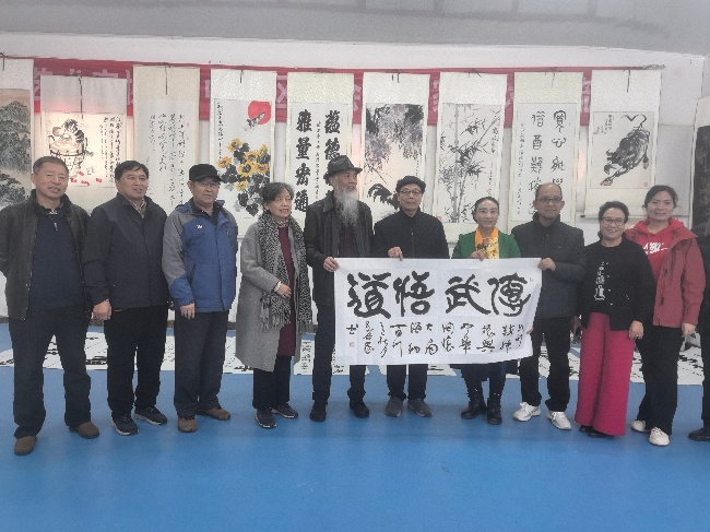 陈香梅世界艺术家协会书画笔会在京举行 17位名家挥毫共绘艺术盛宴     2025年10月8日上午10时，由陈香梅世界艺术家协会主办的“书画艺术交流笔会”在北京盛合体育中心圆满举行。来自全国各地的17(图4)